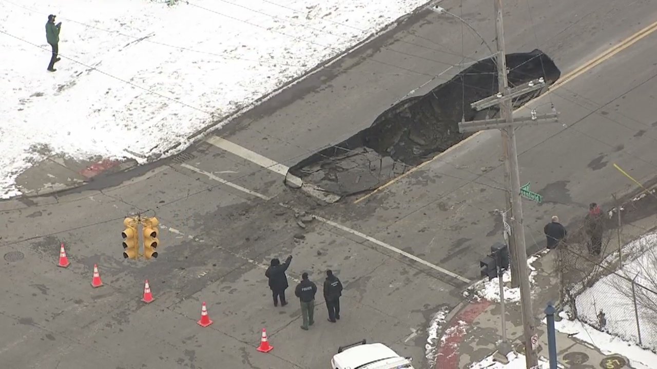Otvorila se rupa duga nekoliko metara na putu u Detroitu