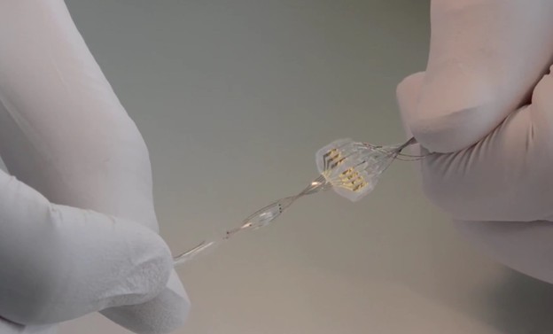 Implantat koji je dizajniran kako bi stvarao električne impulse i dostavljao farmakološke sastojke na mjesto povrede leđne moždine.