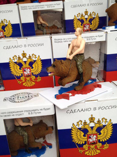 U prodaji figura Putina koji jaše na medvjedu