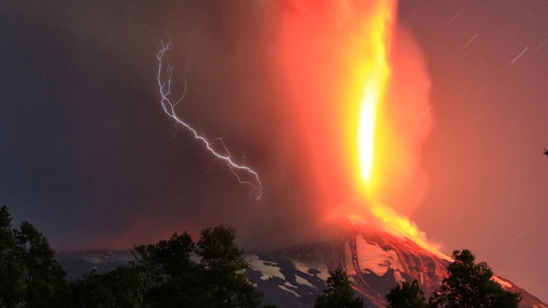 Villarica erupts