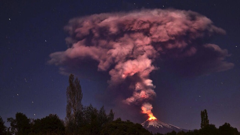 Villarica volcano erupts