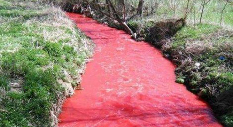 Rijeka Kubršnica u Srbiji poprimila crvenu boju.