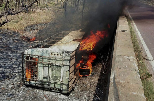 U Indiji autobus pao s mosta i zapalio se, najmanje 21 osoba živa spaljena