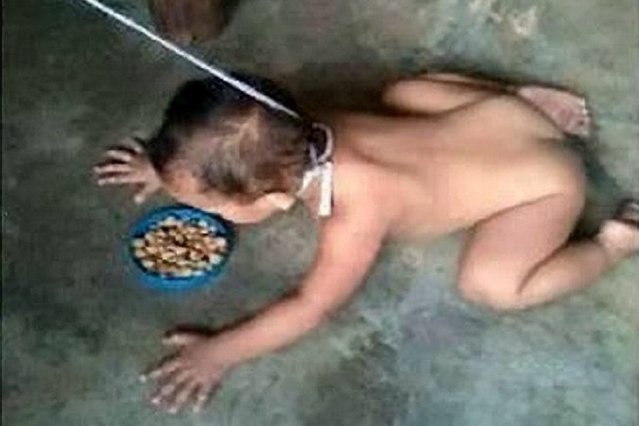 Na Filipinima majka svoju bebu držala na uzici i hranila ju kao psa.