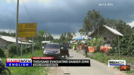 Vulkan Sinabung u Indoneziji prijeti velikom erupcijom, tisuće mještana odbija evakuaciju.