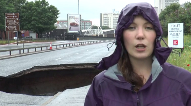 Velika Britanija: Stvorila se dvanaest metara duboka rupa na jednoj od najprometnijih ulici u Manchesteru.
