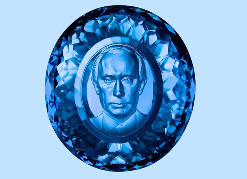Ruski znanstvenik predstavio safirni kamen na kojem je ugraviran Putinov portret.