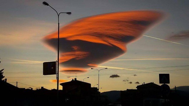Giant lenticular cloud 