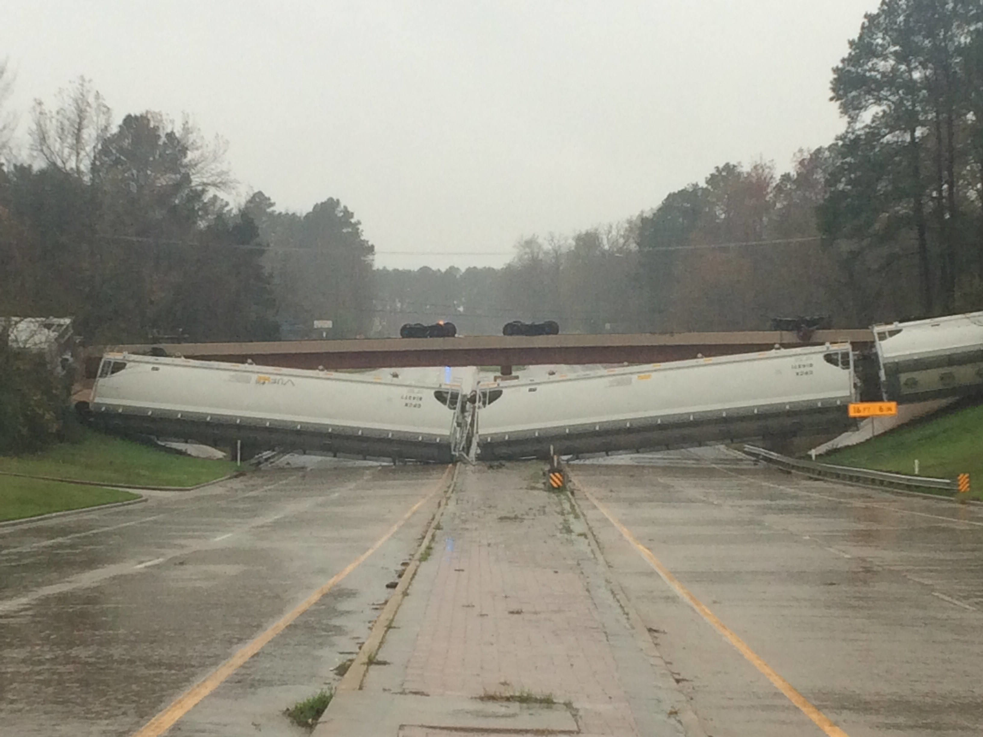 Teksas: Snažni olujni vetar oduvao voz sa 64 vagona sa mosta