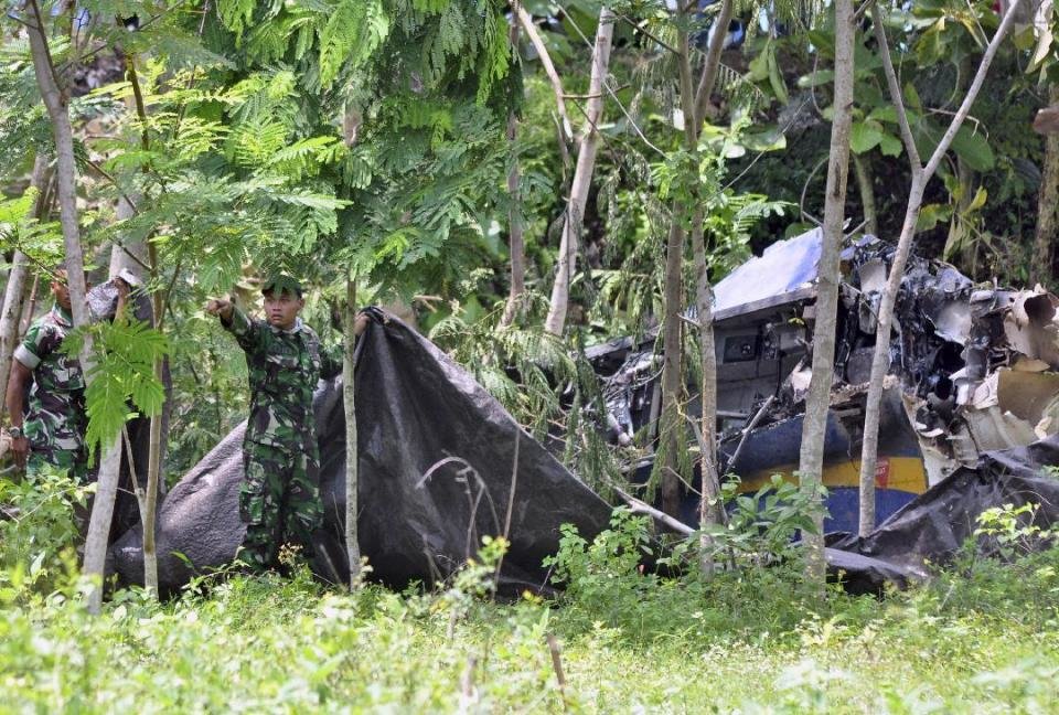 Indonezija: Tokom izvedbe manevra na aeromitingu pao avion, oba pilota izgubila život