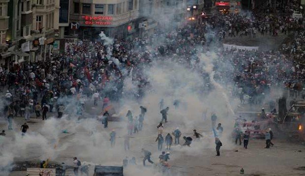 U Istanbulu prosvjedi protiv uvođenja policijskog sata i operacija vojno-policijskih snaga na jugoistoku zemlje