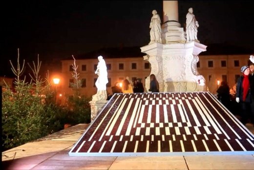 Mađarski Pečuh svom gradu-prijatelju Osijeku poslao veliku crno-bijelu čokoladu površine devet kvadrata