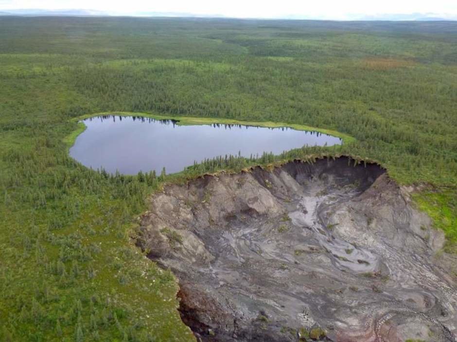 Kanada: Nakon što je vrh litice propao gdje je bilo jezero nastao je vodopad koji je propustio polovicu vode nizvodno 