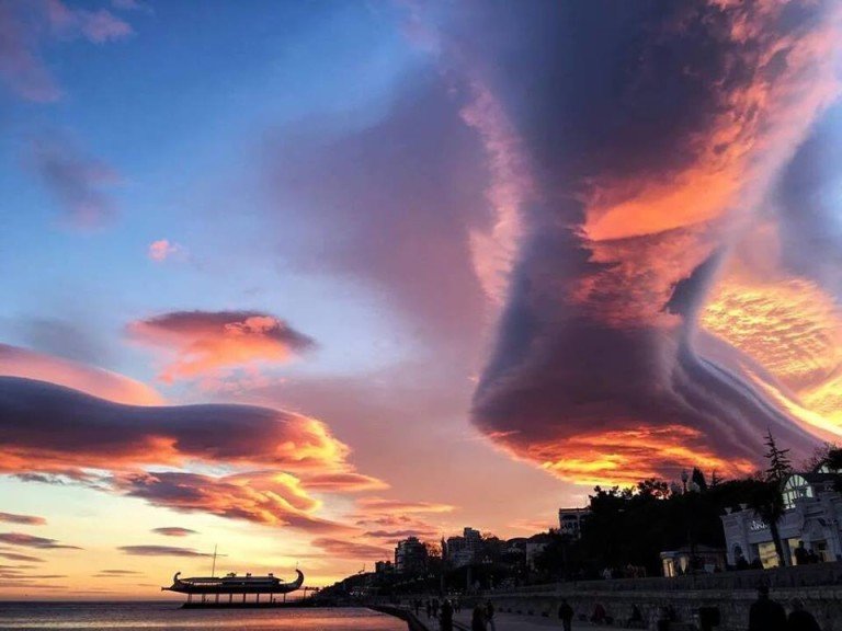 Yalta lenticular cloud