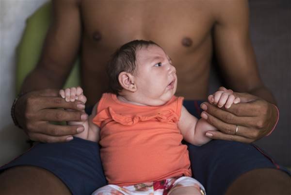 Upozorenje Brazilkama za odgodu trudnoće, razlog je porast mikrocefalije kod novorođenčadi čiji je uzrok Zika virus kojeg prenose komarci