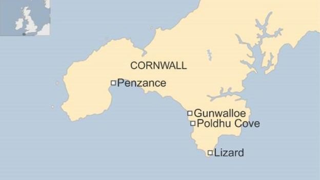 Engleska: Hiljade ružičastih boca more je izbacilo na plažu u Cornwall-u