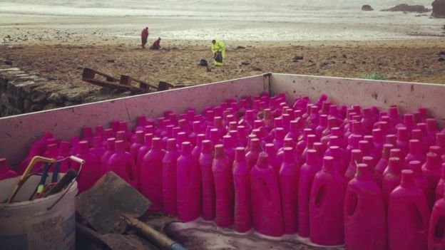 Engleska: Hiljade ružičastih boca more je izbacilo na plažu u Cornwall-u