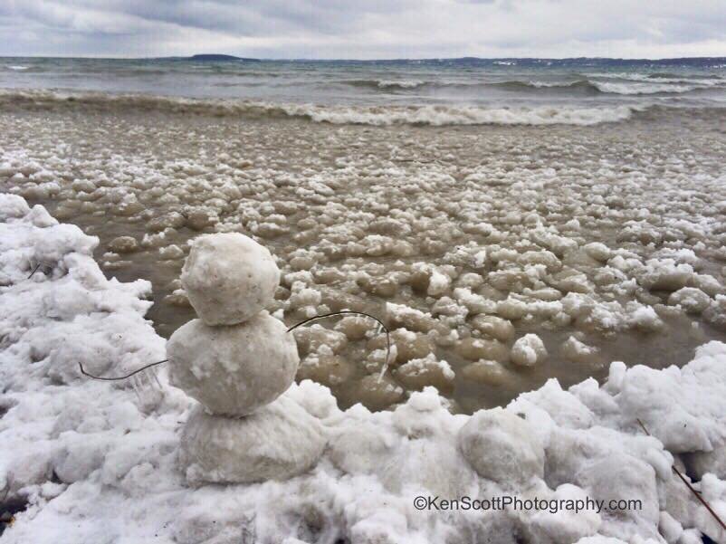 Na obalama jezera Mičigen pojavile se ledene kugle
