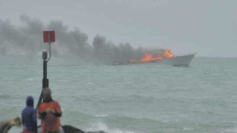 Klikni za povećanje New Zealand ship fire