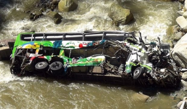 Peru: Najmanje 16 ljudi poginulo, a 10 povrijeđeno kada se autobus strmoglavio u reku