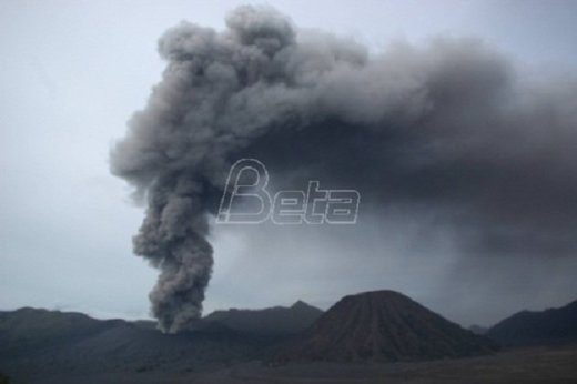 Vulkan Županovski na Kamčatki aktivirao se i izbacuje stub pepela visok 8 kilometara