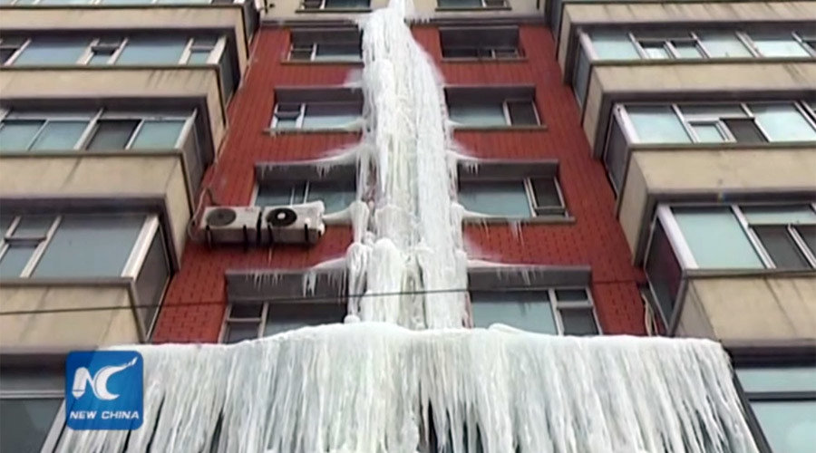Kina: Usljed hladnog talasa stambena zgrada dobila ukras, zaleđeni vodopad