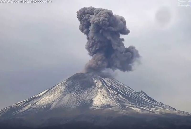 Popocatepetl volcano erupts