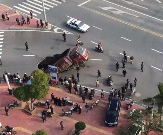 Kina: Kamion propao u 3 metra duboku rupu u asfaltu