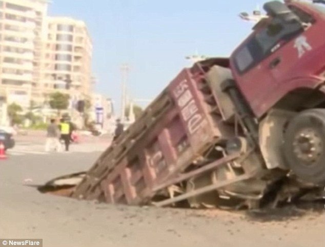 Kina: Kamion propao u 3 metra duboku rupu u asfaltu