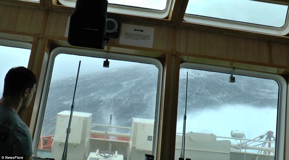 Kada na brod nalete talasi od 30 metara
