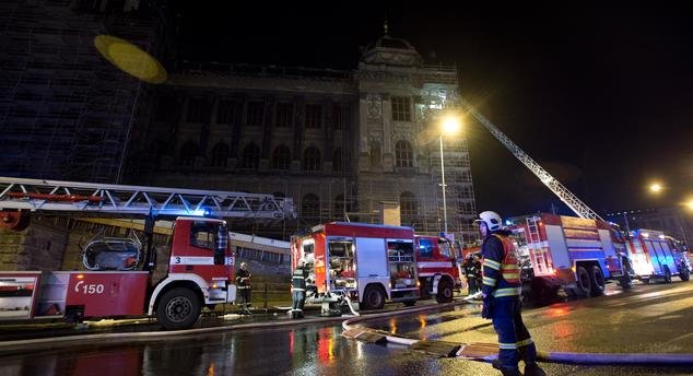 U centru Praga na Vaclavskom trgu noćas je izbio veliki požar u staroj zgradi Narodnog muzeja