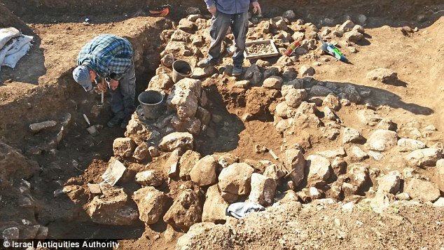 Izrael: Arheolozi otkrili naselje staro 7.000 godina  Više detalja na: http://www.cafe.ba/vijesti/207179_Izrael-Arheolozi-otkrili-naselje-staro-7-000-godina.html
