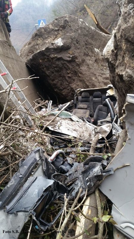 Slovenija: Stijena teška više tona pala na automobil, 2 osobe povrijeđene