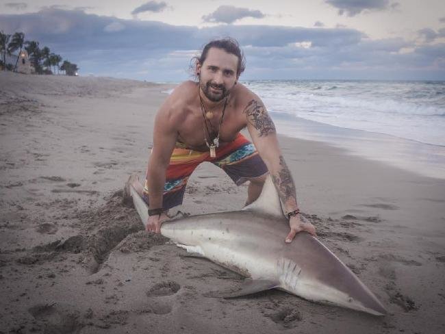 Florida: Čovjek je izvukao ajkulu iz mora da bi ga fotografisali sa njom 