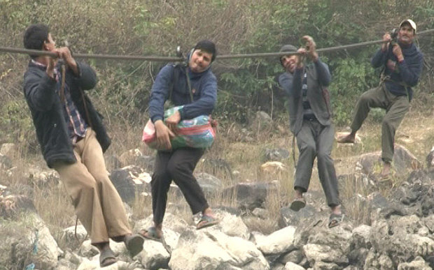Nepal: Stanovnici Benigata umjesto mostova imaju konopce pomoću kojih prelaze preko rijeka