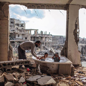 Palestina - otac kupa svoju kćer i nećakinju u njihovom uništenom domu.