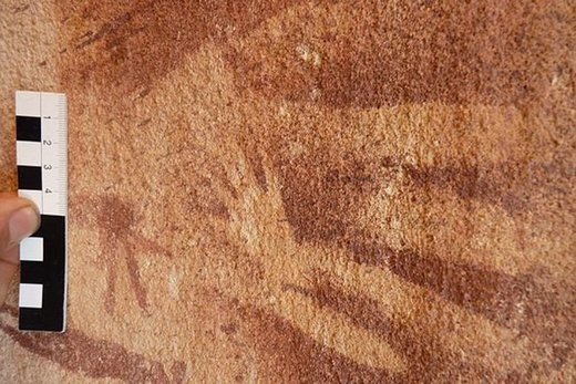 Drevni otisci ruku u pećini u Sahari ne pripadaju ljudima