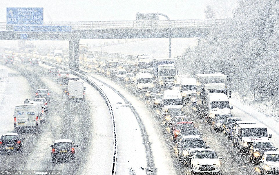 Velika Britanija: Snježne padavine izazvale saobraćajni kolaps, zatvorene škole, aerodromi i putevi 