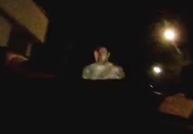 Češka: Goli muškarac jurio ljude, skakao na automobile i režao, analiza krvi pokazala da je bio potpuno trijezan
