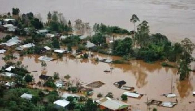 U poplavama u Indoneziji poginule 2, a nestale 3 osobe