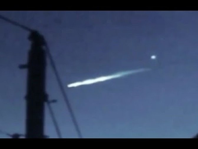 Neobičan video: Iz putanje meteora iznad Kalofornije izdvaja se letjelica i odlazi u suprotnom pravcu