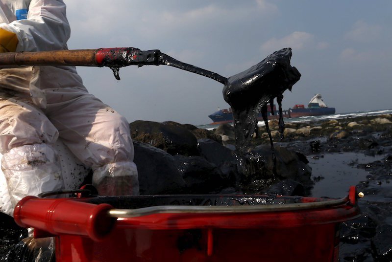 Nedaleko od tajvanske obale prepolovio se tanker, velika količina nafte izlila se u more i na plažu