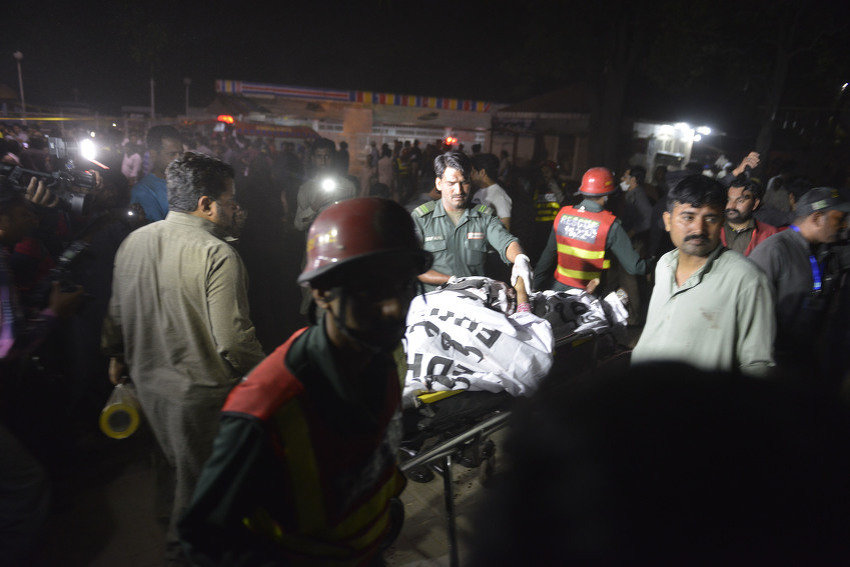 Broj mrtvih u napadu u Pakistanu porastao na 65, 300 osoba povrijeđenih