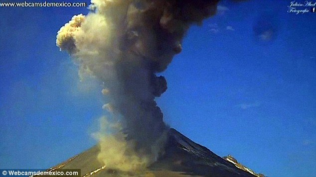 Eruptirao vulkan Pavlof na Aljasci, izbacuje oblake pepela 6 kilometara