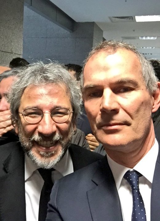Klikni za povećanje Nervozni Erdogan: Kritike britanskom konzulu zbog selfija sa optuženim novinarom