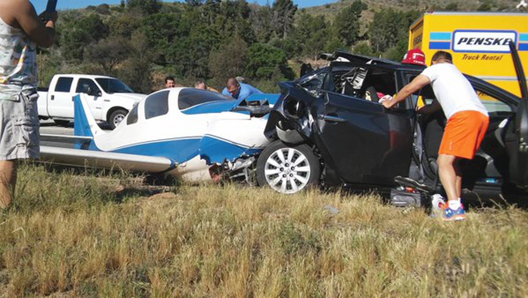 Kalifornija: Mali avion se srušio na automobil, poginula 1 osoba, a 5 je povrijeđeno