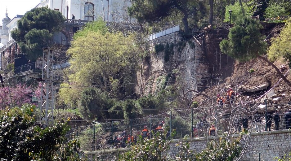 Dvije osobe zarobljene u klizištu u centru Istanbulu kada je srušen zid u parku Gulhane 