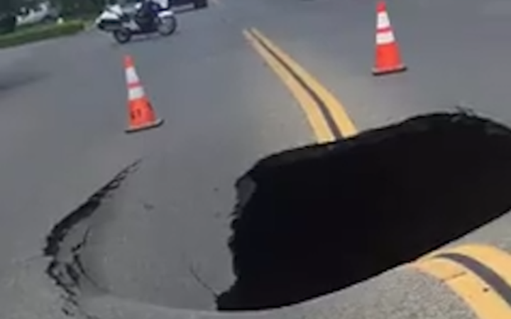 U Kaliforniji se otvorila golema rupa nasred ceste, policija snimila taj trenutak