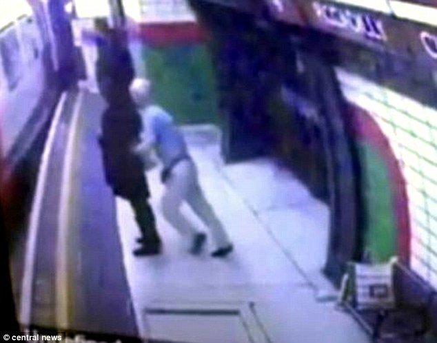 Islamofobija i bolesni umovi: Muškarac gurnuo ženu sa hidžabom pod vlak u Londonu
