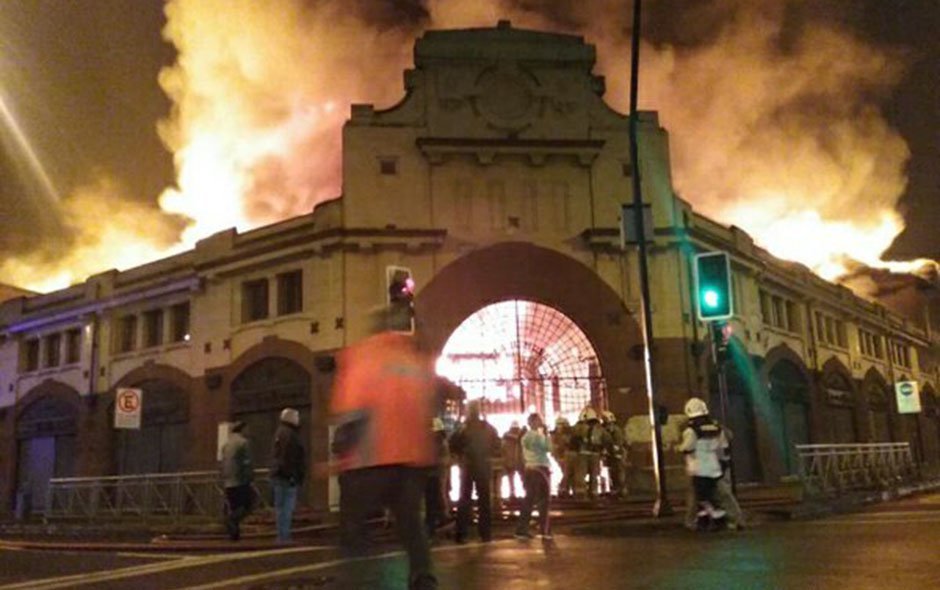 Soy Chile  Fuente: Emol.com - http://www.emol.com/noticias/Nacional/2016/04/20/799023/Un-incendio-consume-los-principales-locales-del-Mercado-Municipal-de-Temuco.html